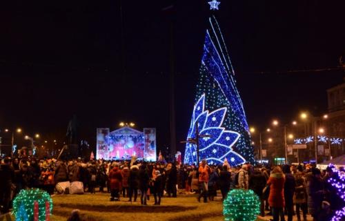 В Донецке открылась главная новогодняя елка Республики