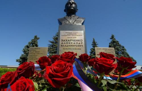 «Он был настоящим во всем, без лжи и лицемерия»: Денис Пушилин возложил цветы к бюсту Александра Захарченко