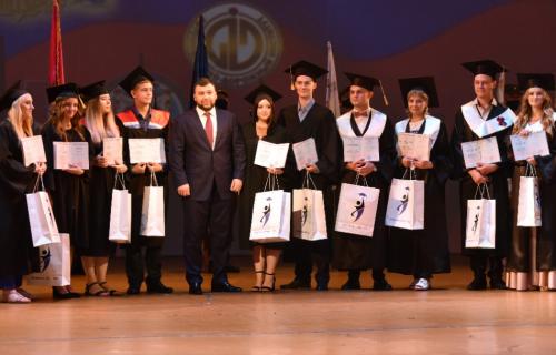 «Молодые, способные и энергичные специалисты нужны Республике»: Денис Пушилин вручил красные дипломы выпускникам вузов
